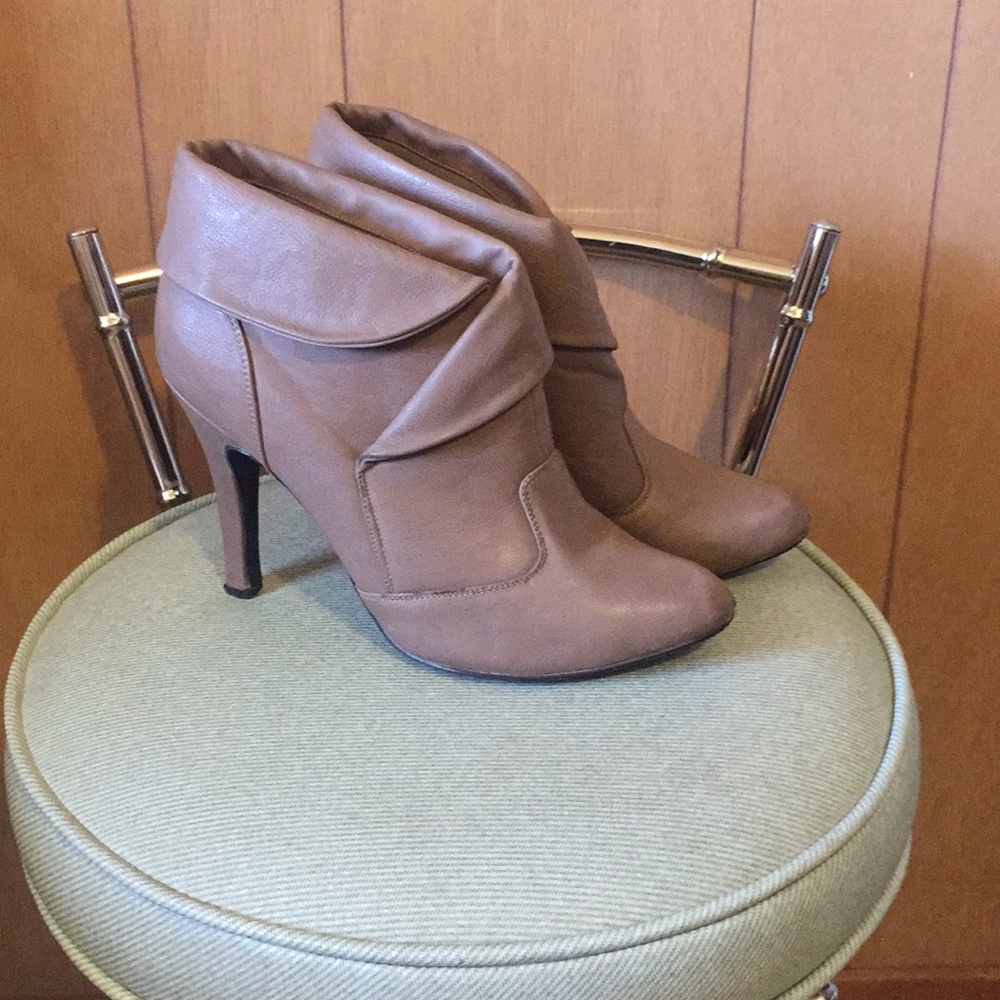 Grey/taupe ankle booties
